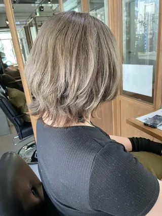 ミディアム シンプル 美容室のヘアスタイル