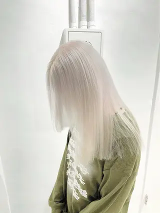 セミロング Muミュー/ブリーチ ハイトーン　Wカラーのヘアスタイル