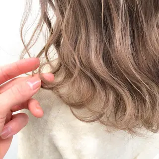 セミロング ハイトーン×レイヤー カットTAKUMIのヘアスタイル