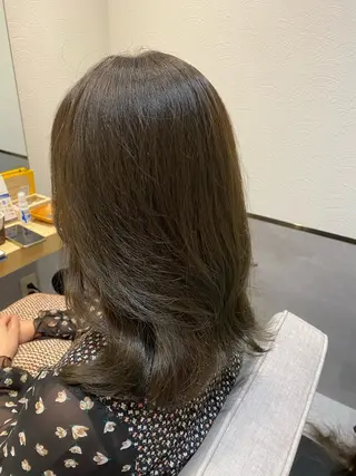 セミロング カラー やまぐち あやみのヘアスタイル