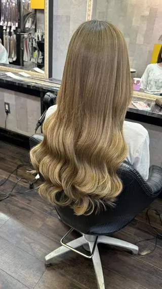 カラー ロング 紺野 愛美のヘアスタイル