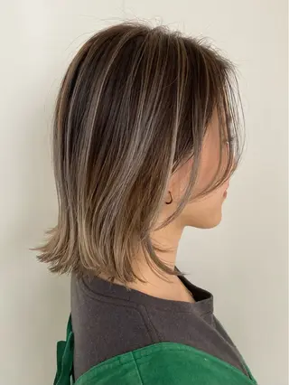 ミディアム あやかショート 白髪ぼかしのヘアスタイル