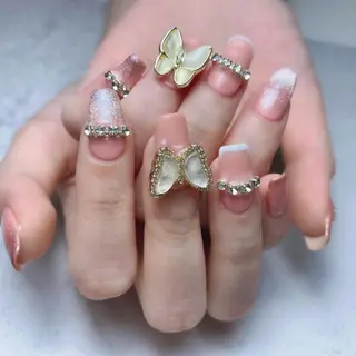 ネイル 🦋 Queenieのネイルデザイン