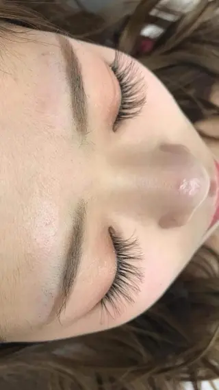 マツエク・マツパ レイヤーカット✖️ 柔らかベージュカラーのヘアスタイル