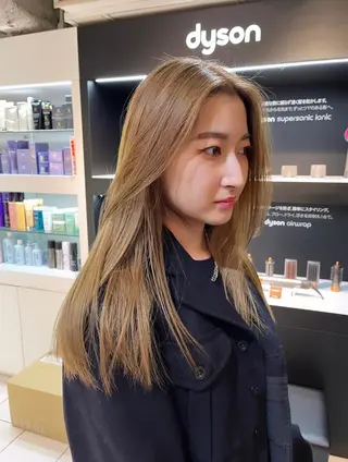 カラー ウルフ/レイヤー Miinaのヘアスタイル