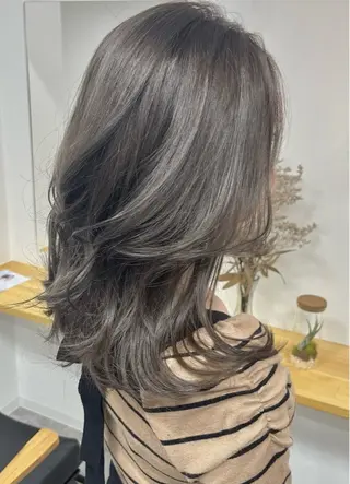 ミディアム カラー Lino by hoNuaのヘアスタイル