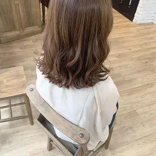 ミディアム いけだ　ひかり ハイライトくびれヘアのヘアスタイル