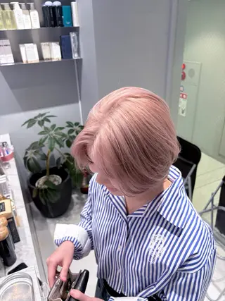 ショート カラー 菜々🫧新宿 透明感ケアブリーチのヘアスタイル