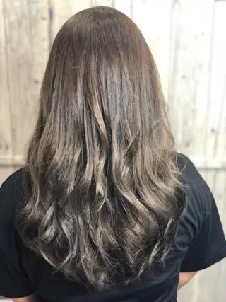カラー 吉野 瑳桜のヘアスタイル