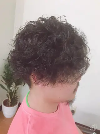 ショート パーマ メンズ 小山 明菜のヘアスタイル
