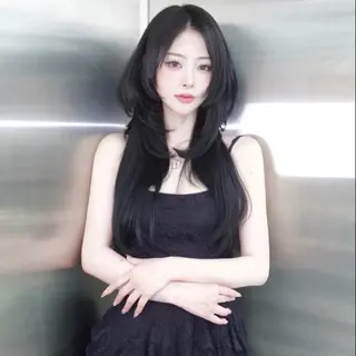 ロング がわ/ハイレイヤー /ハイトーンカラーのヘアスタイル
