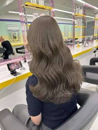 カラー ブリーチ縮毛矯正加藤 赤み無し透明感ヘアのヘアスタイル