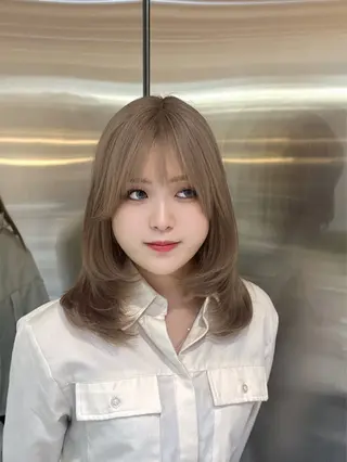 ミディアム カラー 今っぽレイヤーカット グレージュ/リョウヤのヘアスタイル