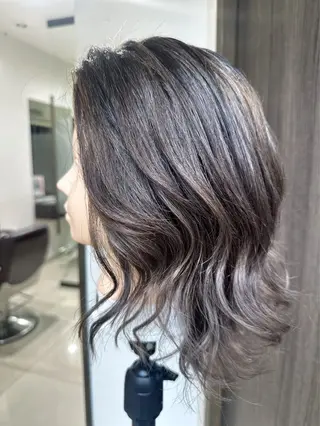 ミディアム レイヤー 艶々カラーのヘアスタイル