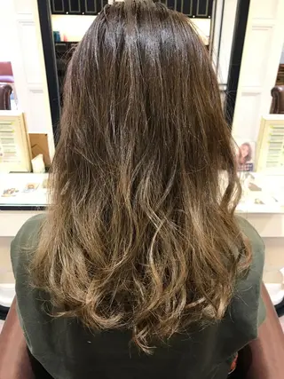 ロング 粟田 めぐみのヘアスタイル