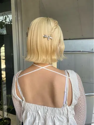 ショート ミルクティーベージュ ブリーチ🖤サヤカのヘアスタイル