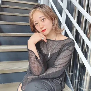 ミディアム 韓国🇰🇷レイヤー カットオリーブカラーのヘアスタイル