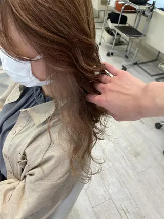 セミロング カラー デザインカラー、艶髪 大塚 耕平のヘアスタイル