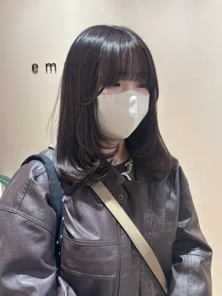 ミディアム 𝘬𝘢𝘳𝘪𝘯 . 𝘦𝘮𝘶のヘアスタイル