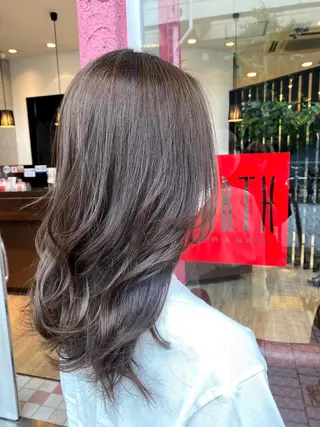 セミロング カラー デザインカラー✨新倉 佑奈のヘアスタイル