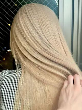 カラー 肌に馴染むハイトーン /ミルクティーカラーのヘアスタイル