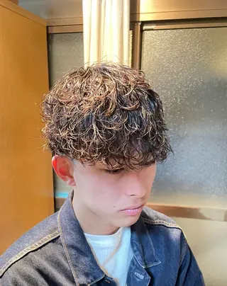 パーマ メンズ メンズ特化 荷宮蓉太のヘアスタイル