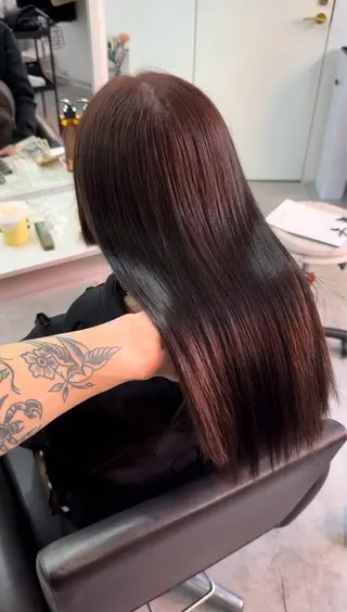 ロング 奥本 侑 髪質改善、ツヤ髪のヘアスタイル