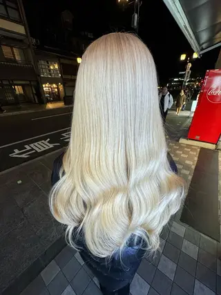 ロング カラー ヘアアレンジ ホワイトカラー/ ピンクベージュにったのヘアスタイル