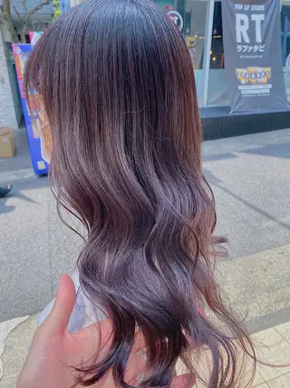 セミロング カラー メンズ JuNブリーチに 縮毛矯正するプロのヘアスタイル