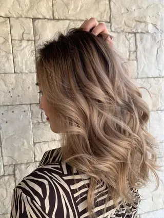 カラー 井上 歩美のヘアスタイル