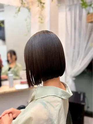 ミディアム ヒナ/レイヤーカット 艶感ワンカラーのヘアスタイル
