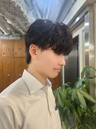 ミディアム パーマ メンズ メンズ職人/センター パート/富沢真斗のヘアスタイル