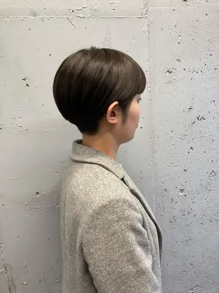 ショート カラー 顔まわりレイヤー デザインカットのヘアスタイル