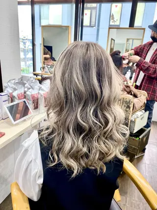 セミロング カラー ブリーチカラー特化 U-topia小島のヘアスタイル