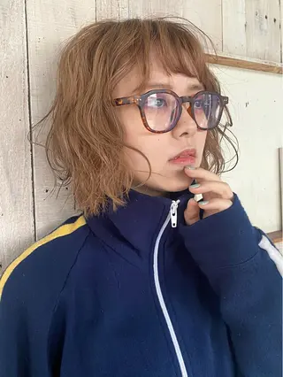 ショート ブリーチカラー/ブロ ンドレイヤーカットのヘアスタイル