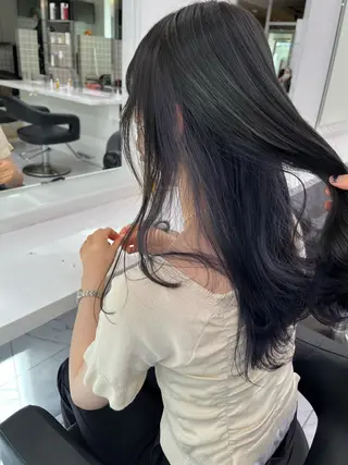 セミロング 寒色＆ブリーチ特化 寒色MiOのヘアスタイル