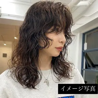 ミディアム パーマ ウルフ/レイヤー/ ブリーチカラーのヘアスタイル