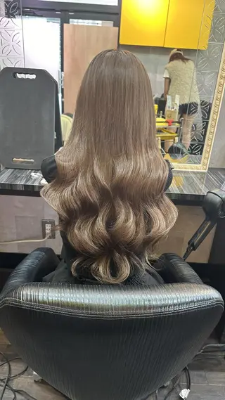 カラー ロング 紺野 愛美のヘアスタイル