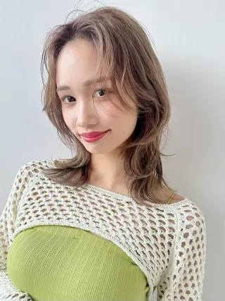 ミディアム 小顔レイヤー/ ベージュ🤍Rieのヘアスタイル