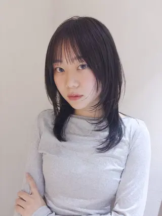 ミディアム カラー yiye shioriのヘアスタイル