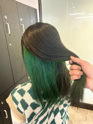 セミロング 縮毛矯正🐼暖色 根本侑季のヘアスタイル