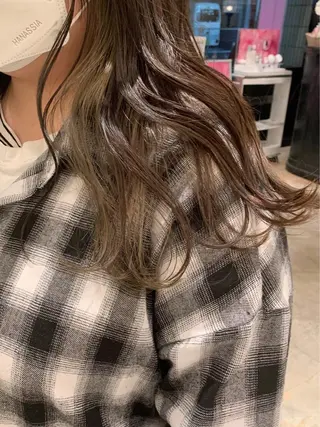 ロング SAKINO． ベージュカラーのヘアスタイル