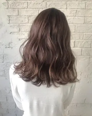 ロング カラー オリーブ/アッシュ やわらか透明感カラーのヘアスタイル