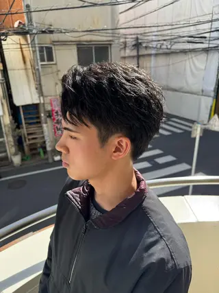 メンズ メンズ特化シャドウパ ーマラウンドマッシュのヘアスタイル