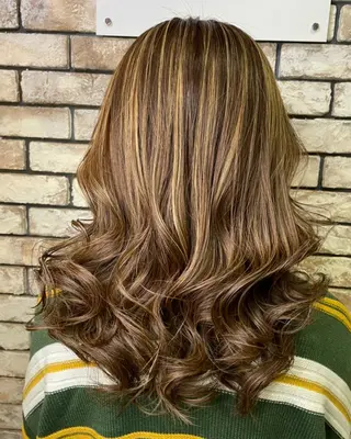 セミロング カラー ヘアアレンジ 🍑🧋ハイトーン 暖色カラーlucaのヘアスタイル