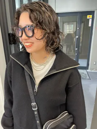 ミディアム カラー パーマ 💓パーマ，💗 レイヤーカットのヘアスタイル