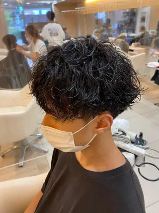 ショート パーマ メンズ 塩谷黎✨イルミナ カラーメンズパーマ✨のヘアスタイル