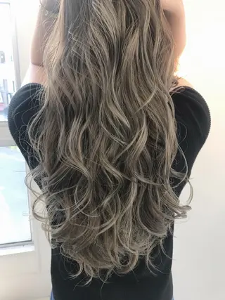 ロング カラー N4C エヌフォーシーのヘアスタイル