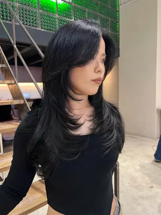 ロング DEAN ISLA 大人レイヤーカットのヘアスタイル