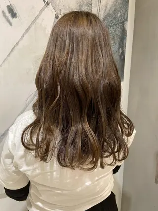 セミロング カラー カジュアルを女っぽく 𝗮𝘆𝗮𝗰𝗼のヘアスタイル